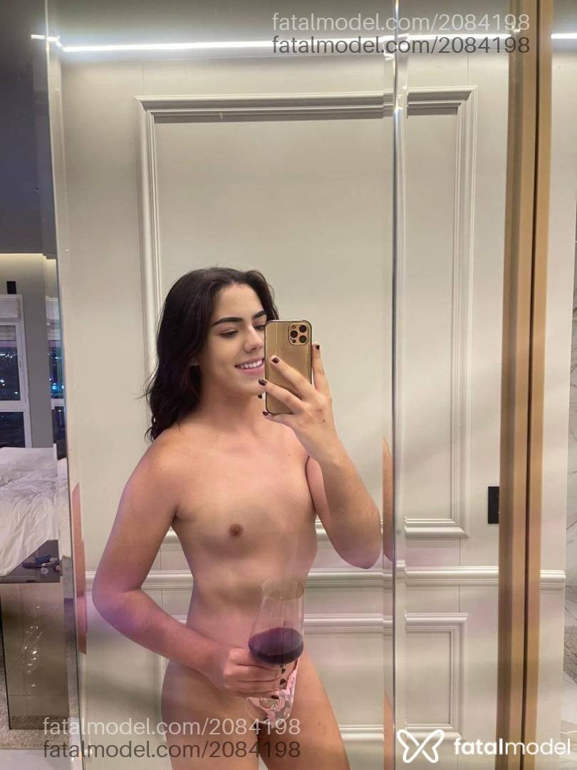 Acompanhante mulher trans com cabelo castanho de olhos pretos em São Paulo - Larissa Morais