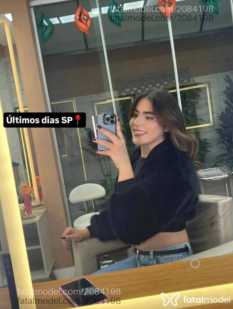 Acompanhante mulher trans com cabelo castanho de olhos pretos em São Paulo - Larissa Morais
