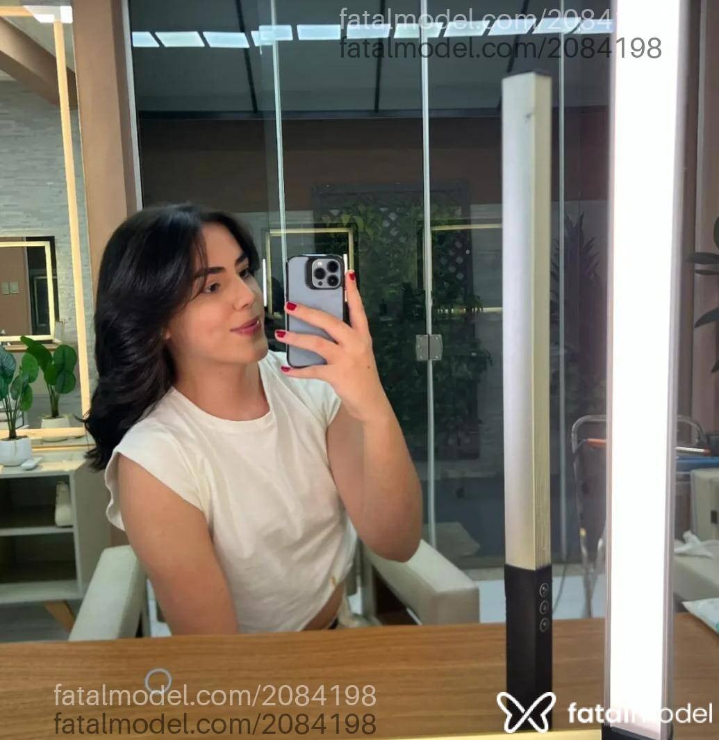 Acompanhante mulher trans com cabelo castanho de olhos pretos em São Paulo - Larissa Morais