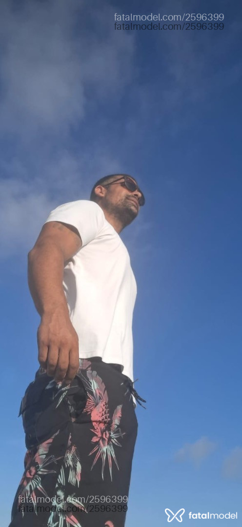 Acompanhante homem com cabelo castanho de olhos mel em Curitiba - Dom Leo