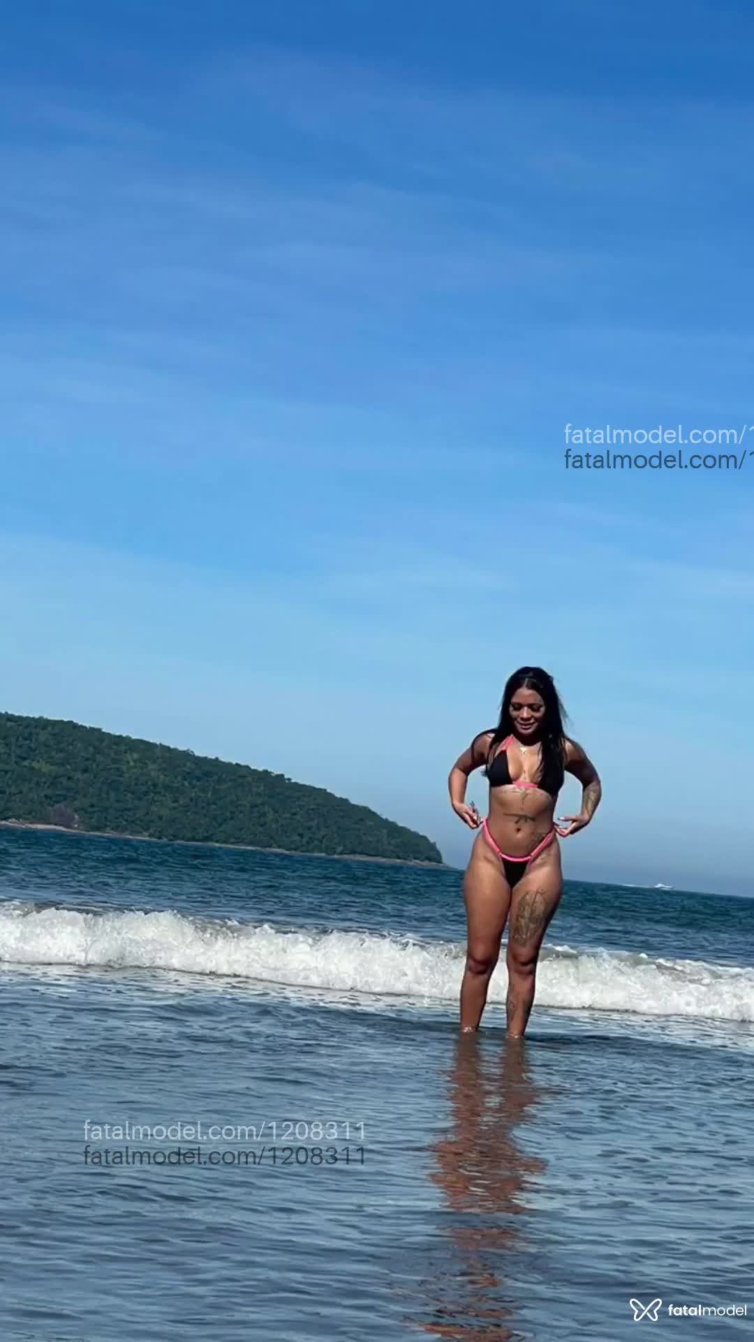 Acompanhante mulher morena (o) de olhos pretos - Jheny Acompanhante mulher morena (o) de olhos pretos - Jheny