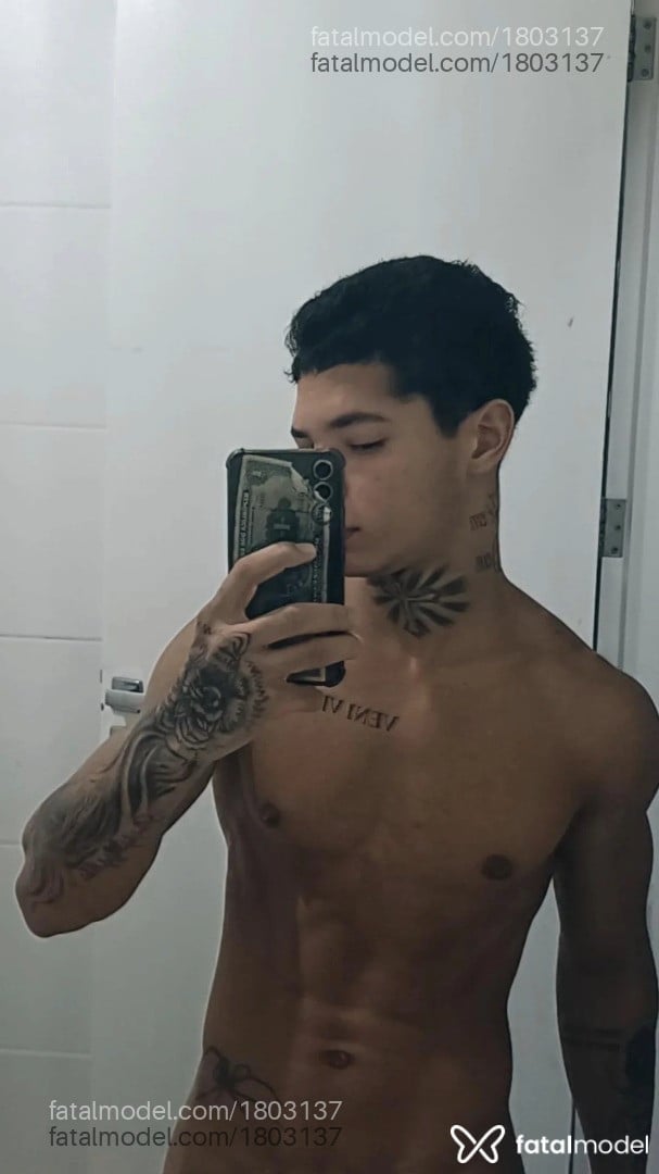 Acompanhante homem com cabelo castanho de olhos castanhos em Tijucas - Gabriel