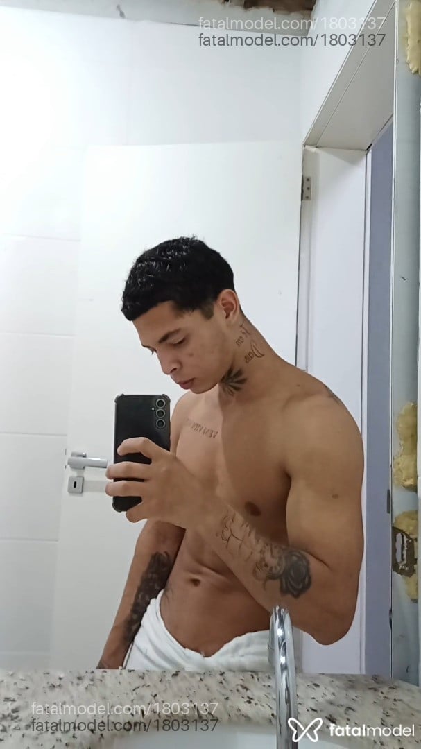Acompanhante homem com cabelo castanho de olhos castanhos em Tijucas - Gabriel