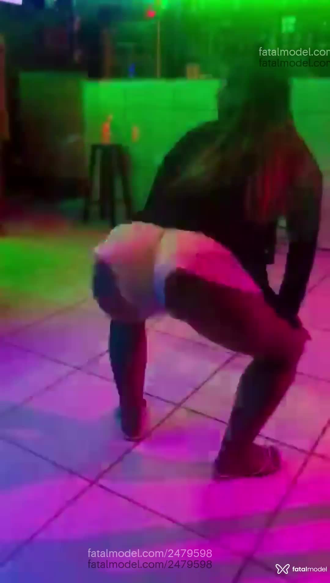 Acompanhante mulher loira (o) de olhos castanhos - NATHALY