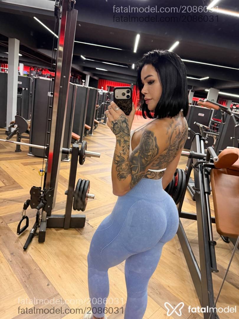 Acompanhante mulher trans com cabelo castanho de olhos pretos - Victoria Vieira