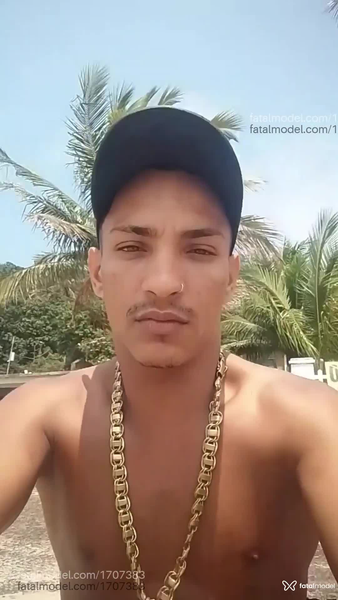 Acompanhante homem com cabelo castanho de olhos verdes em Magé - Menor Cariocaa