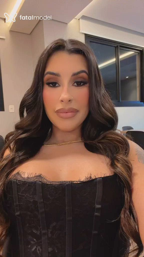 Acompanhante mulher com cabelo castanho de olhos castanhos - Gabi Fernandes