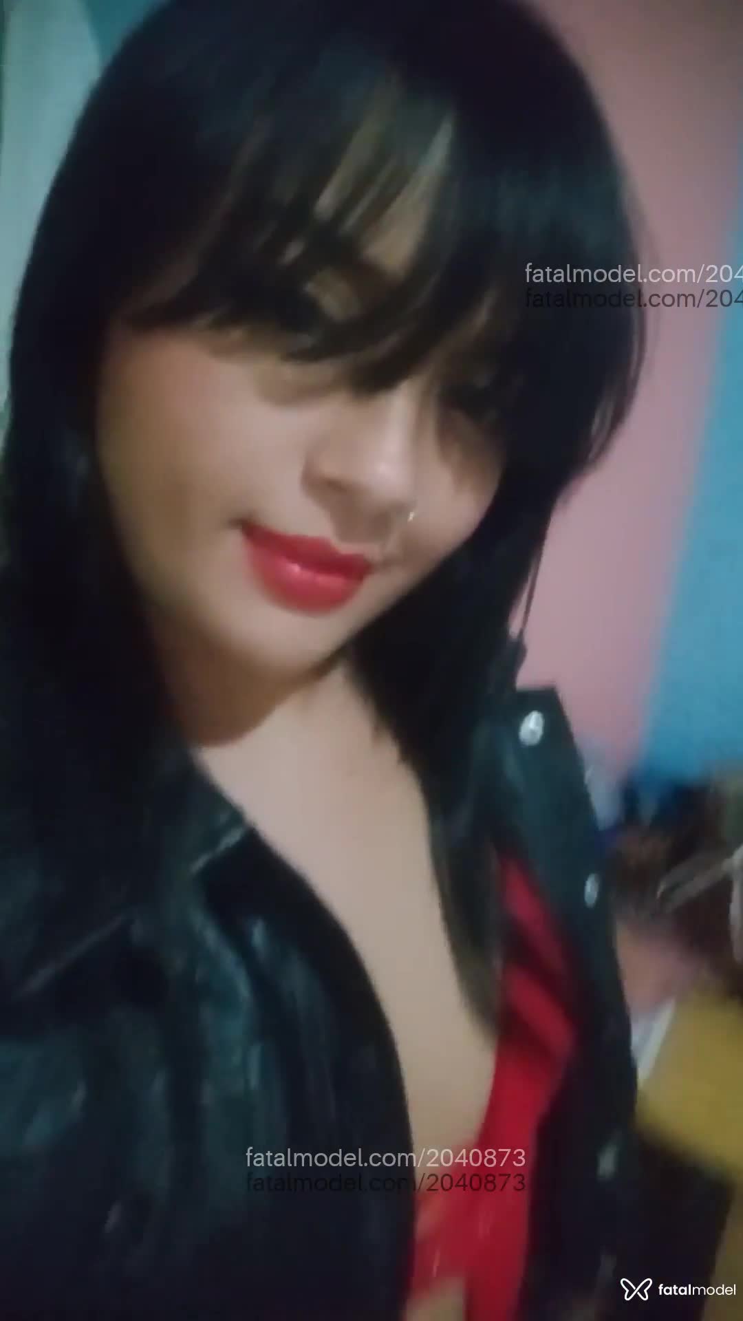 Acompanhante mulher morena (o) de olhos pretos - Hellô