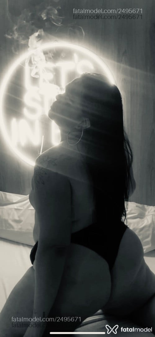 Acompanhante mulher trans morena (o) de olhos castanhos - Larissa Silva