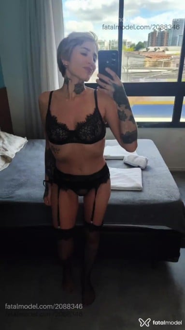 Acompanhante mulher com cabelo castanho de olhos mel em Curitiba - Sister Hong