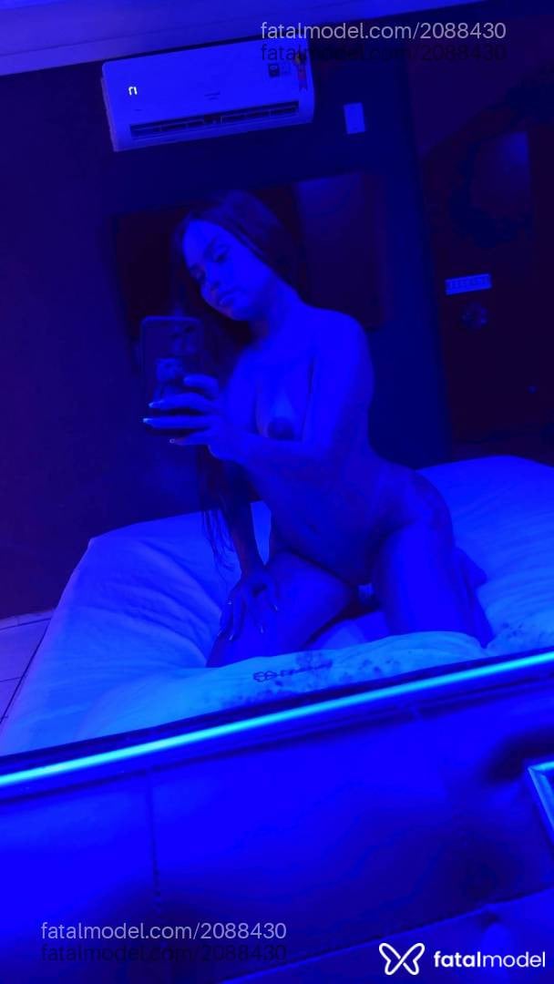 Acompanhante mulher morena (o) de olhos pretos - Melll