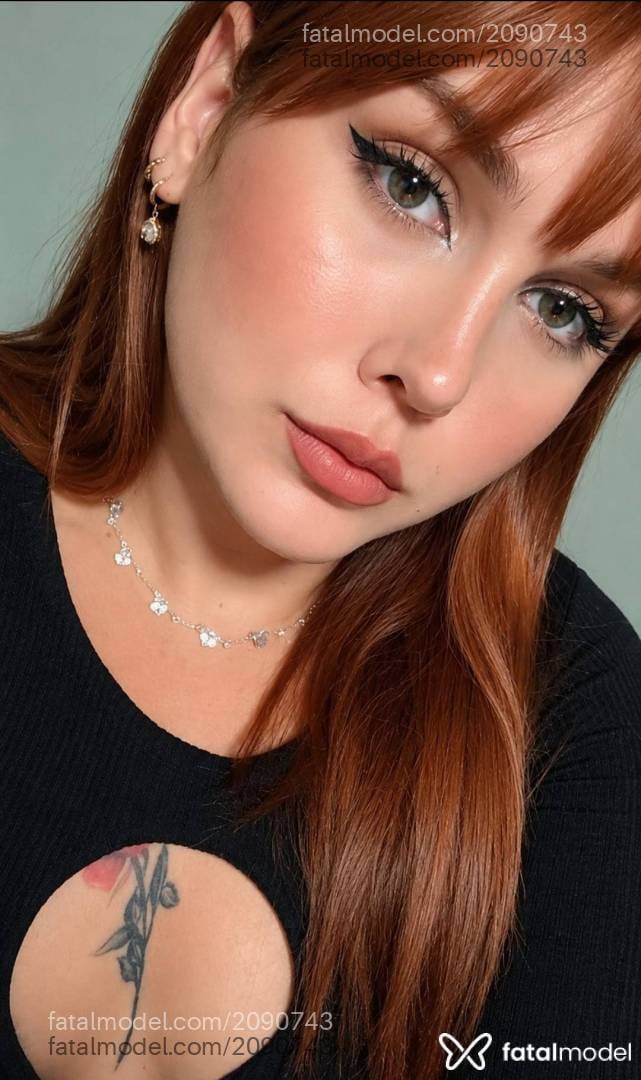 Acompanhante mulher trans ruiva (o) de olhos mel - Adrielly Pereira