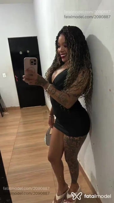 Acompanhante mulher com cabelo castanho de olhos castanhos - Lua