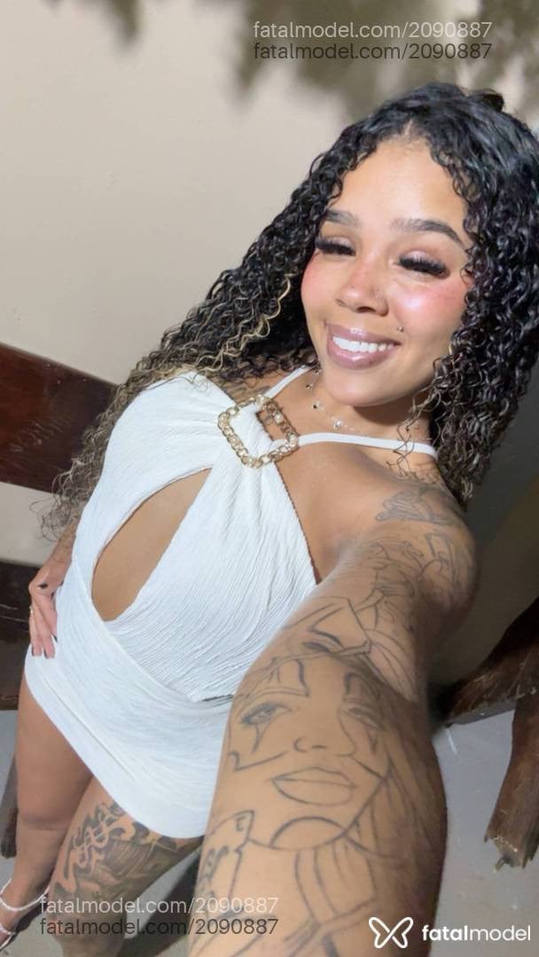 Acompanhante mulher com cabelo castanho de olhos castanhos - Lua