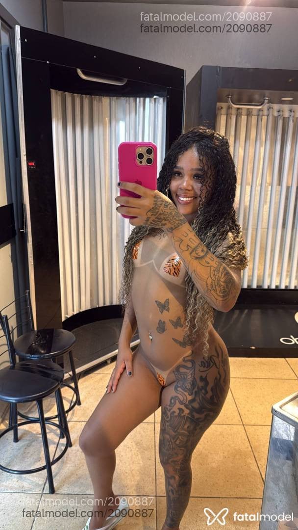 Acompanhante mulher com cabelo castanho de olhos castanhos - Lua