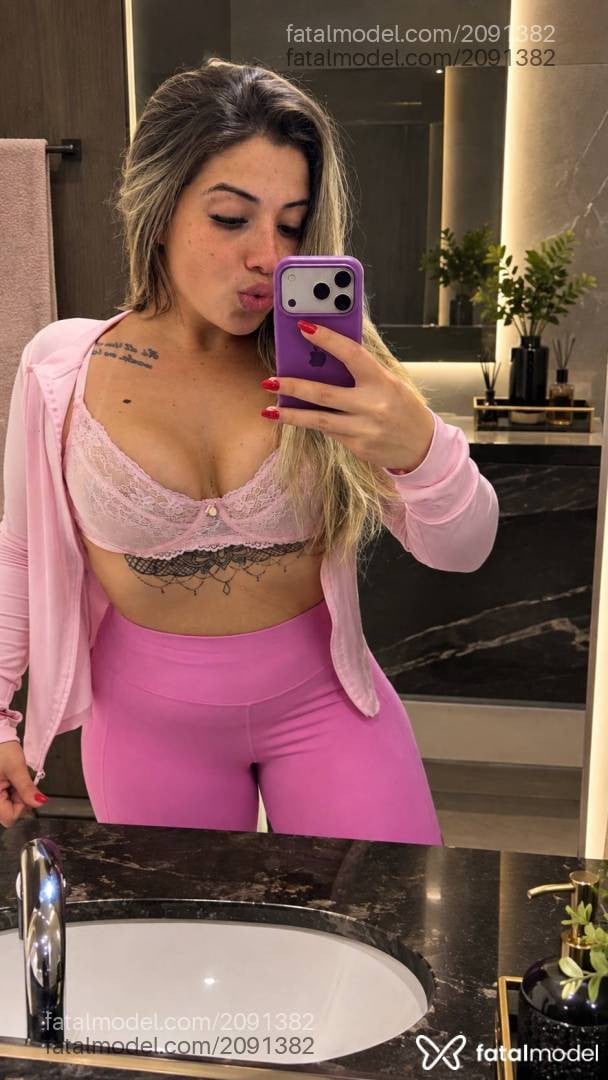 Acompanhante mulher loira (o) de olhos castanhos - Lary Ferrari
