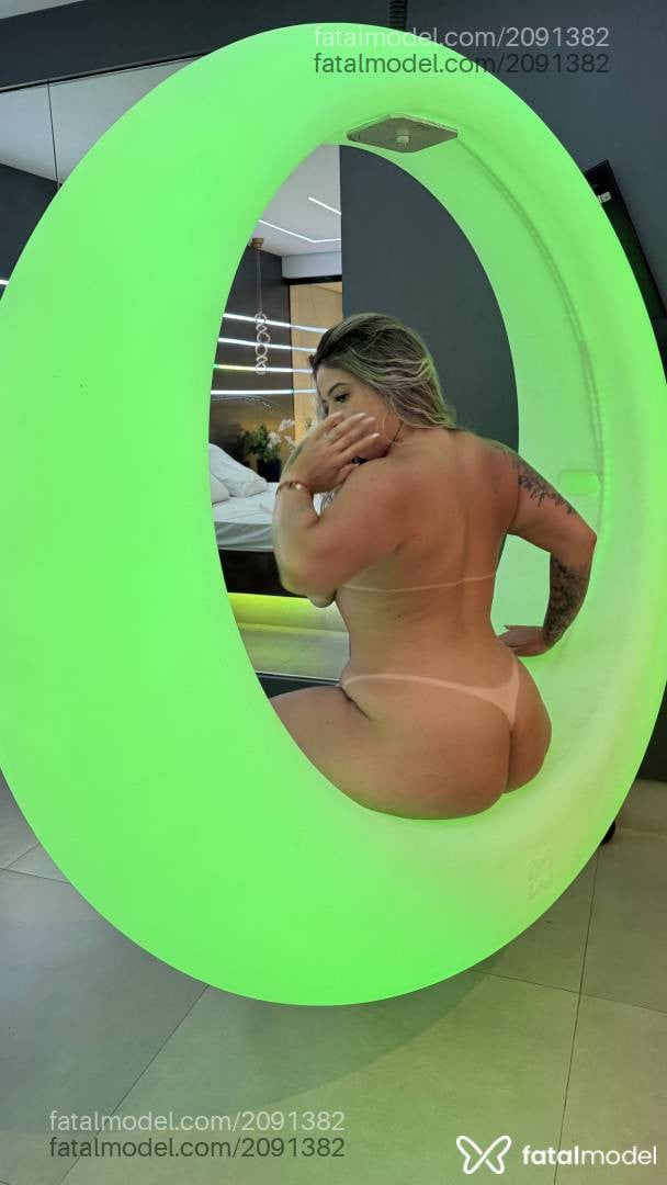 Acompanhante mulher loira (o) de olhos castanhos - Lary Ferrari