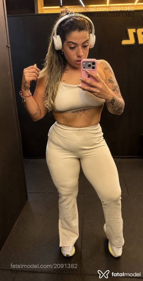 Acompanhante mulher loira (o) de olhos castanhos - Lary Ferrari