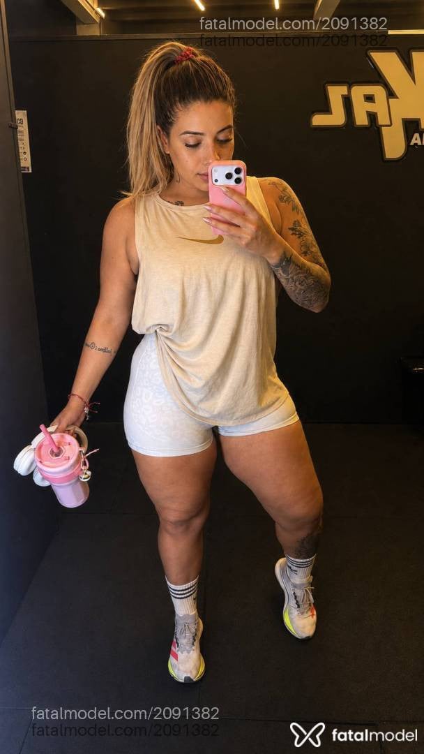 Acompanhante mulher loira (o) de olhos castanhos - Lary Ferrari