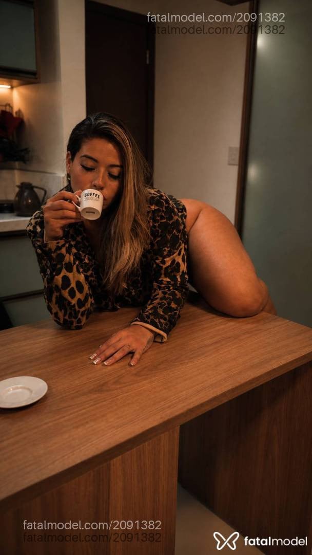 Acompanhante mulher loira (o) de olhos castanhos - Lary Ferrari