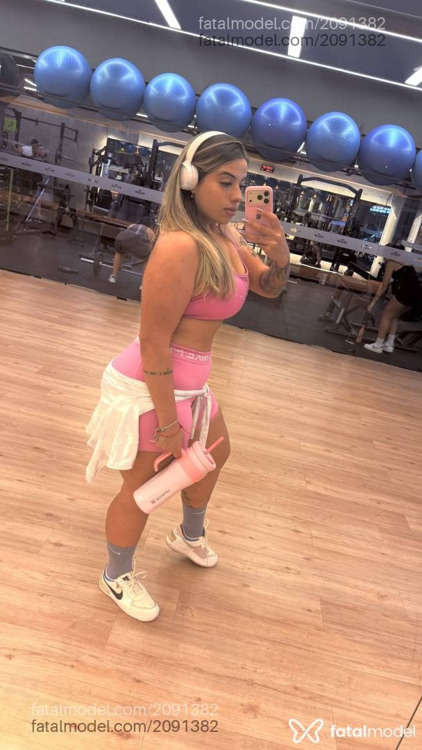 Acompanhante mulher loira (o) de olhos castanhos - Lary Ferrari