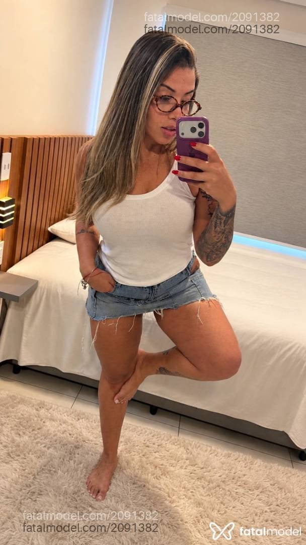Acompanhante mulher loira (o) de olhos castanhos - Lary Ferrari