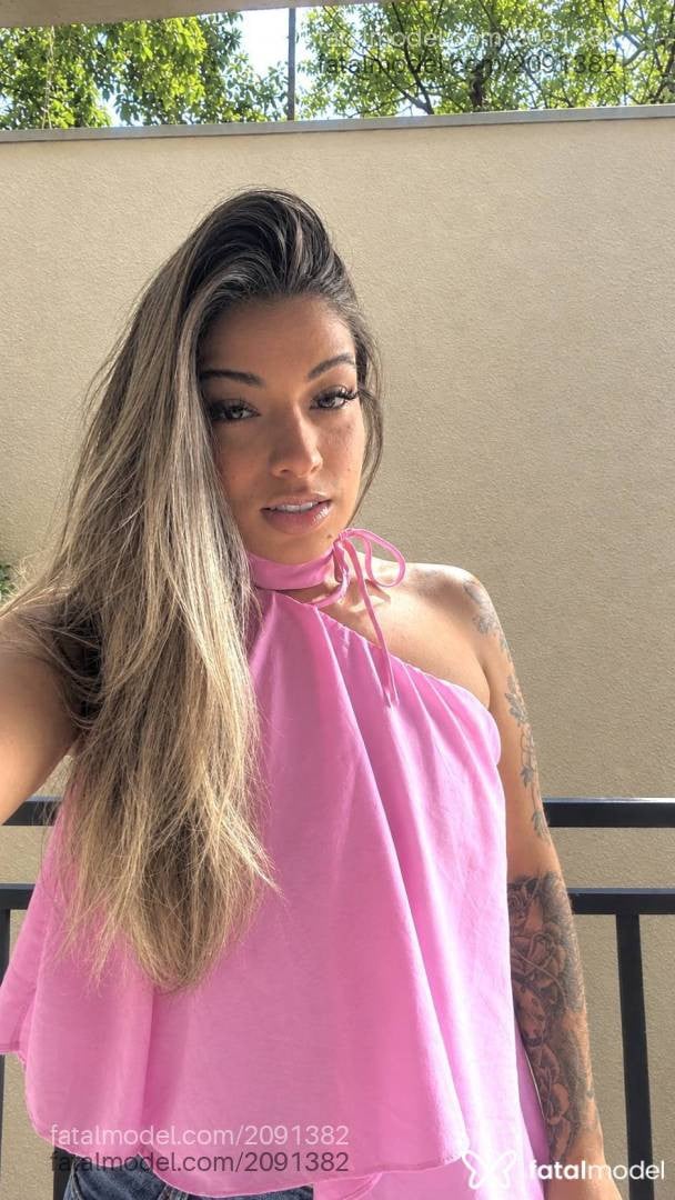 Acompanhante mulher loira (o) de olhos castanhos - Lary Ferrari