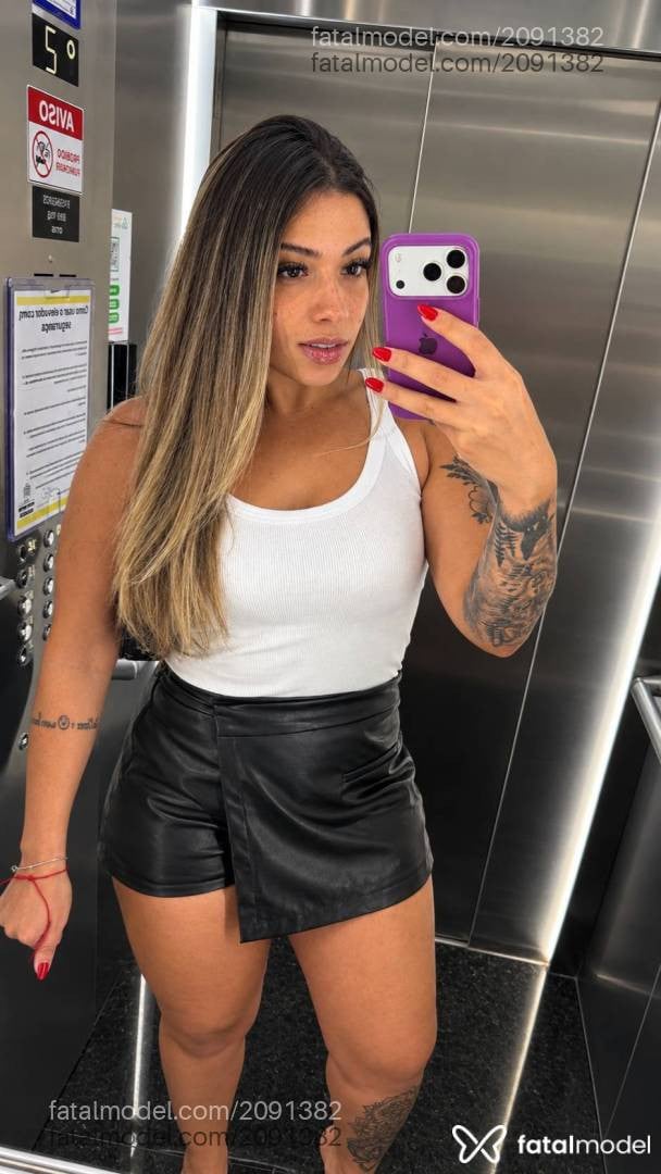 Acompanhante mulher loira (o) de olhos castanhos - Lary Ferrari