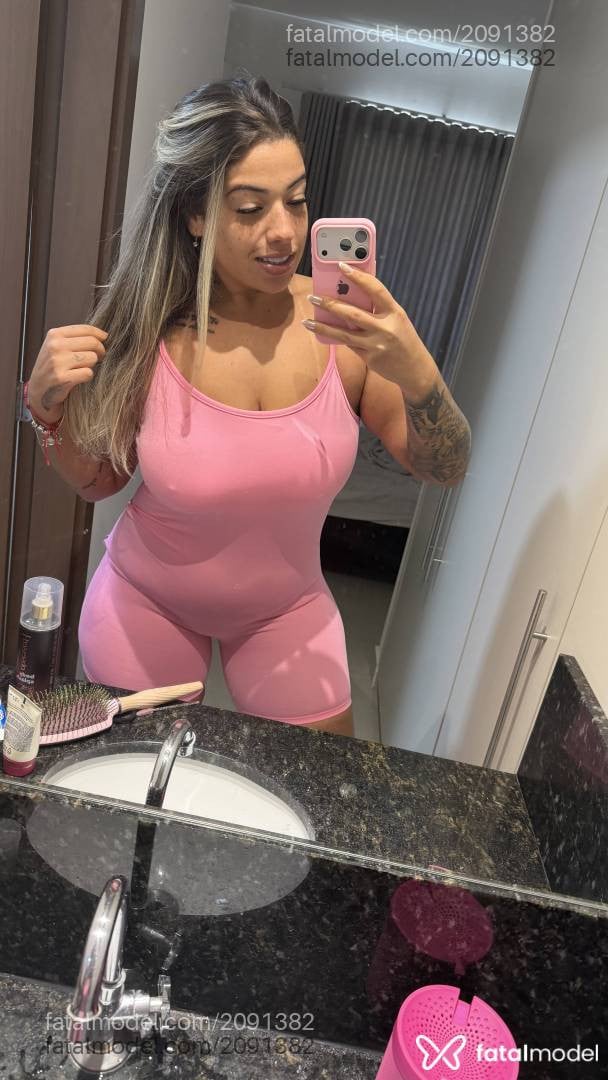 Acompanhante mulher loira (o) de olhos castanhos - Lary Ferrari