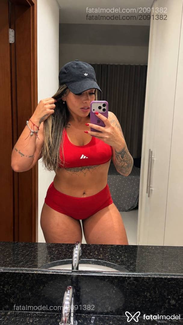 Acompanhante mulher loira (o) de olhos castanhos - Lary Ferrari