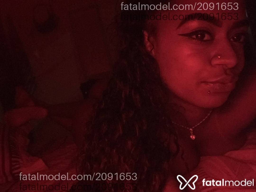 Acompanhante mulher morena (o) de olhos pretos - Nicole