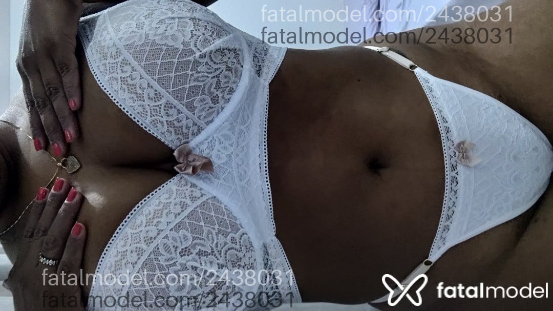 Acompanhante mulher com cabelo castanho de olhos castanhos - Juju