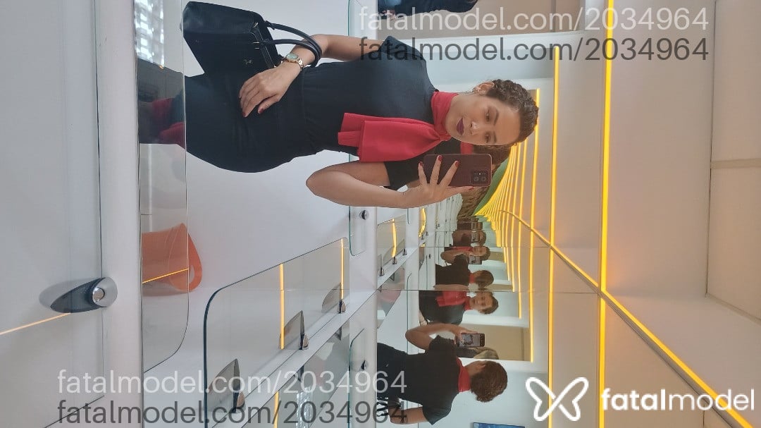 Acompanhante mulher com cabelo castanho de olhos mel em São Paulo Acompanhante mulher com cabelo castanho de olhos mel em São Paulo - Luna Noir