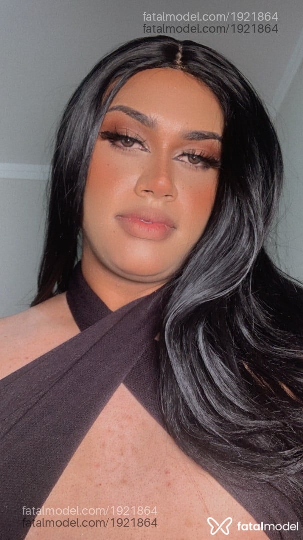 Acompanhante mulher trans com cabelo colorido de olhos castanhos em Barbosa Ferraz - Lina