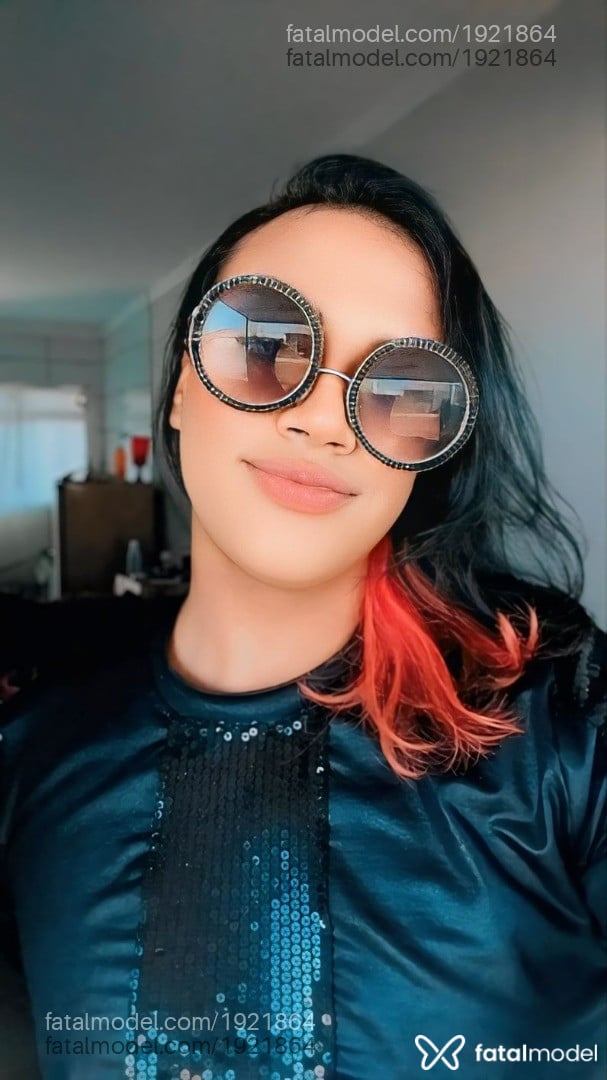 Acompanhante mulher trans com cabelo colorido de olhos castanhos em Barbosa Ferraz - Lina
