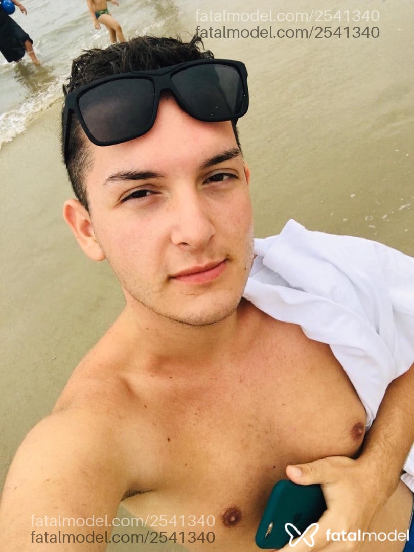 Acompanhante homem com cabelo castanho de olhos castanhos em São Leopoldo Acompanhante homem com cabelo castanho de olhos castanhos em São Leopoldo - Theo Allabrant