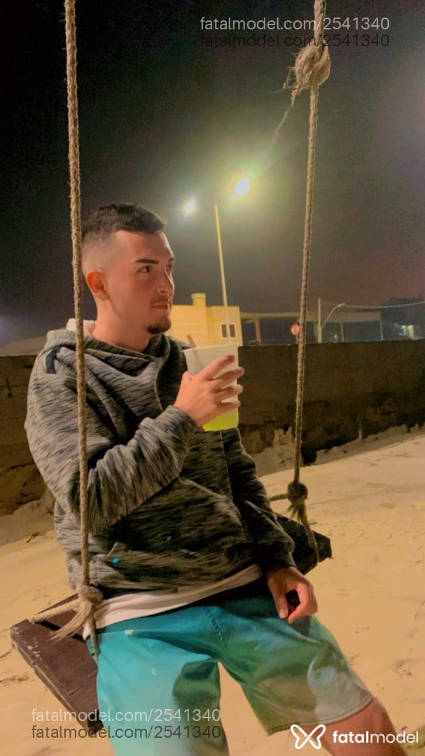 Acompanhante homem com cabelo castanho de olhos castanhos em São Leopoldo Acompanhante homem com cabelo castanho de olhos castanhos em São Leopoldo - Theo Allabrant