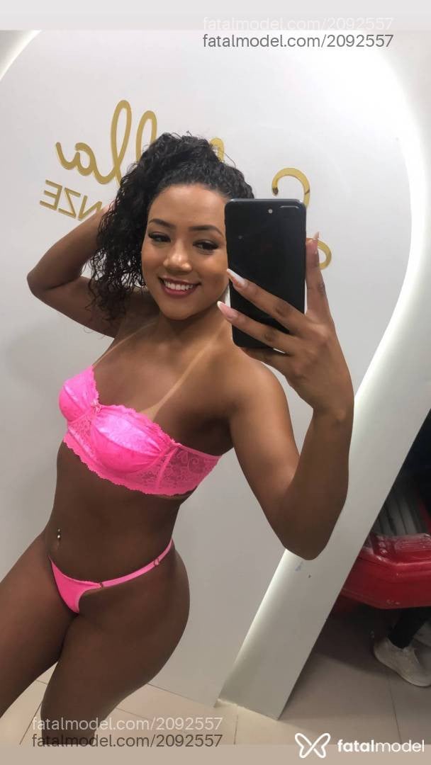 Acompanhante mulher com cabelo castanho de olhos pretos em Realeza - Bruna