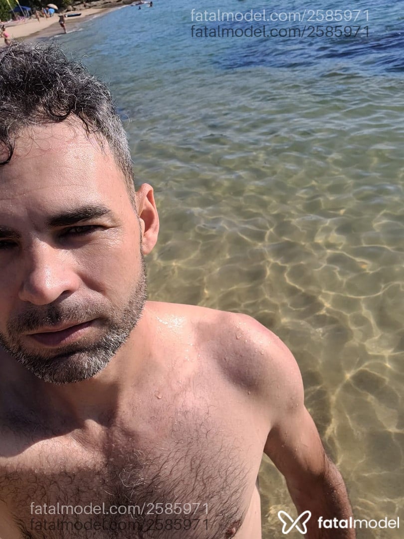 Acompanhante homem com cabelo castanho de olhos castanhos em Porto Belo Acompanhante homem com cabelo castanho de olhos castanhos em Porto Belo - Carlos