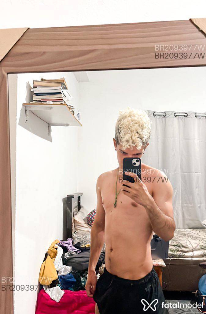 Acompanhante homem loira (o) de olhos castanhos em Virtual - Angxl