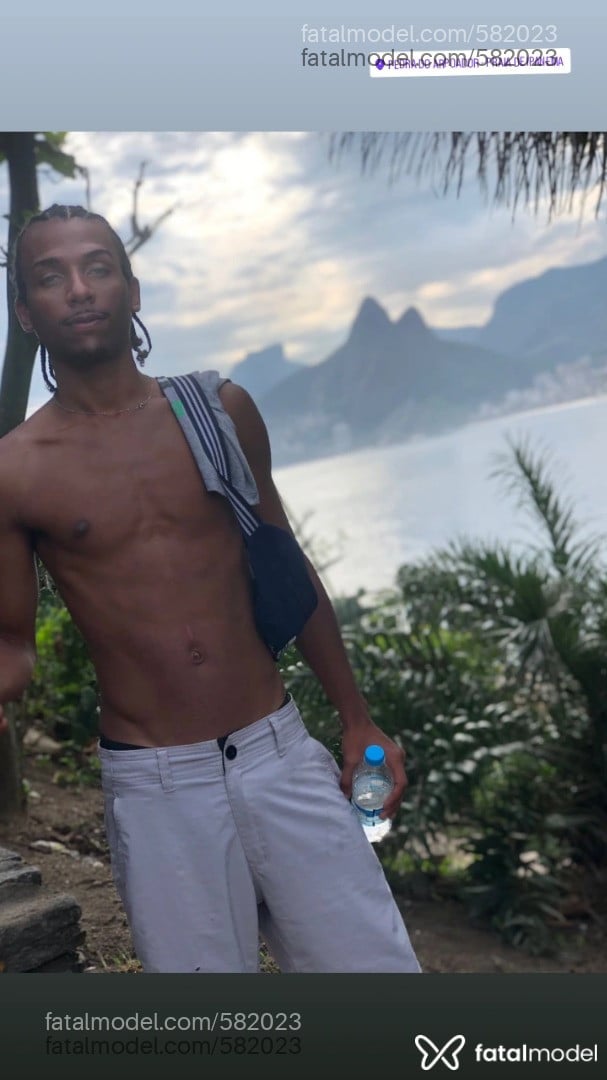 Acompanhante homem com cabelo castanho de olhos castanhos em Vila Velha - Rauan Pretty
