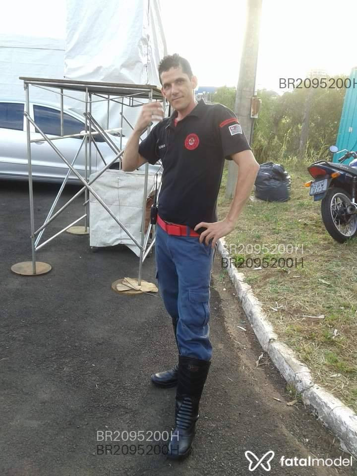 Acompanhante homem loira (o) de olhos castanhos em Virtual Acompanhante homem loira (o) de olhos castanhos em Virtual - Bombeiro