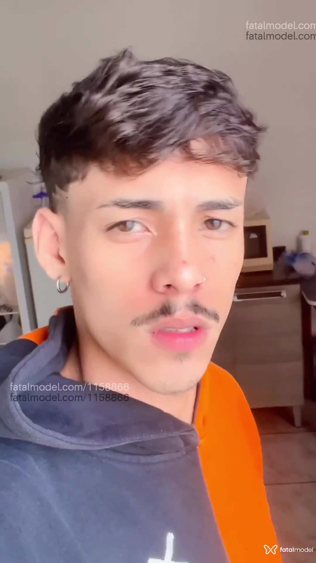 Acompanhante homem com cabelo castanho de olhos castanhos - Apolo