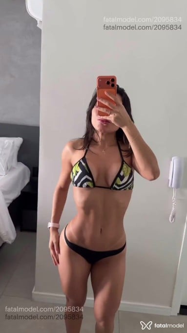 Acompanhante mulher com cabelo castanho de olhos castanhos em São Paulo Acompanhante mulher com cabelo castanho de olhos castanhos em São Paulo - Tai