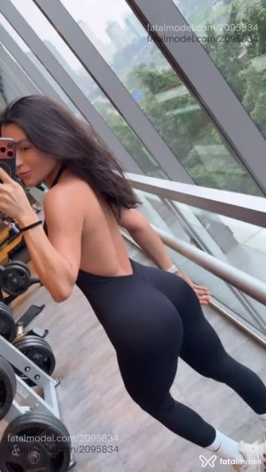 Acompanhante mulher com cabelo castanho de olhos castanhos em São Paulo Acompanhante mulher com cabelo castanho de olhos castanhos em São Paulo - Tai