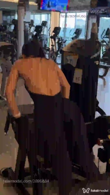 Acompanhante mulher com cabelo castanho de olhos castanhos em São Paulo Acompanhante mulher com cabelo castanho de olhos castanhos em São Paulo - Tai