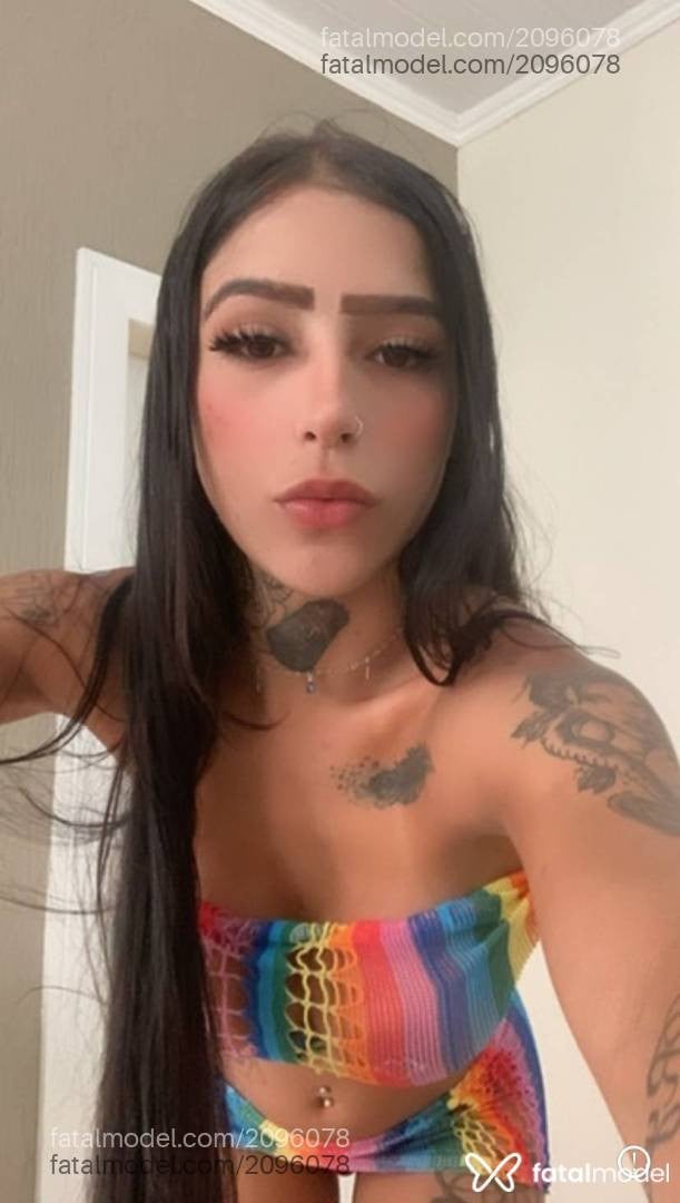 Acompanhante mulher com cabelo castanho de olhos castanhos - Larissa