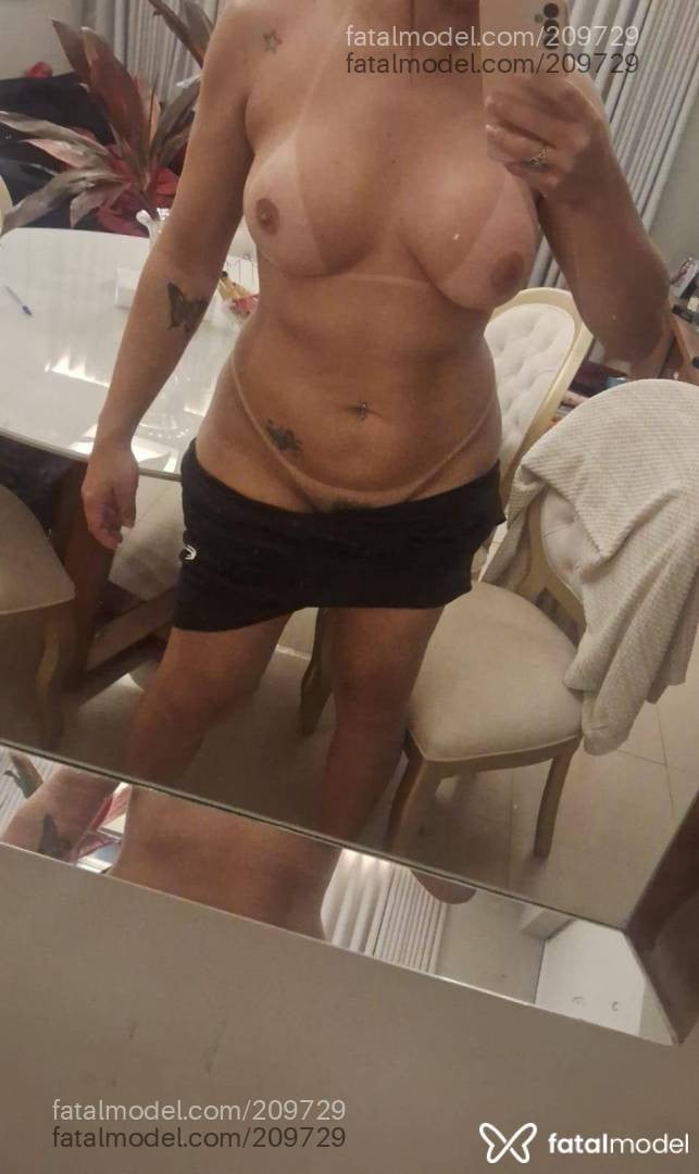 Acompanhante mulher trans com cabelo castanho de olhos castanhos - Erica Andreotty