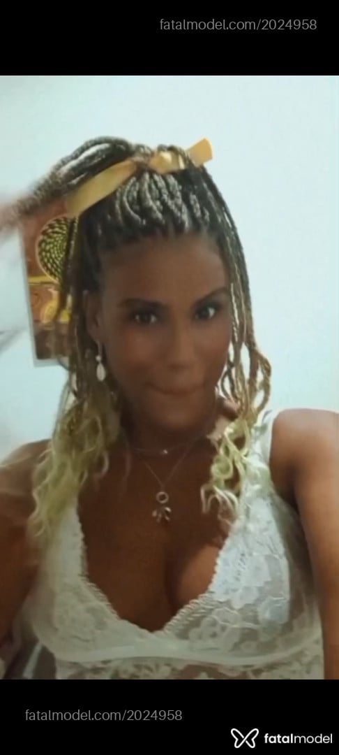 Acompanhante mulher com cabelo colorido de olhos pretos em Recife - Manuka