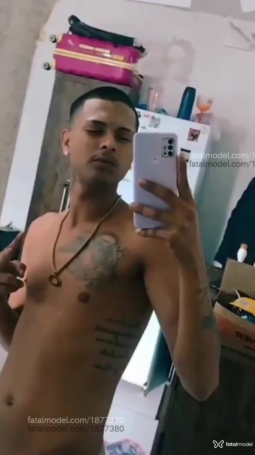 Acompanhante homem com cabelo colorido de olhos castanhos em Navegantes - Victoor Aneberg